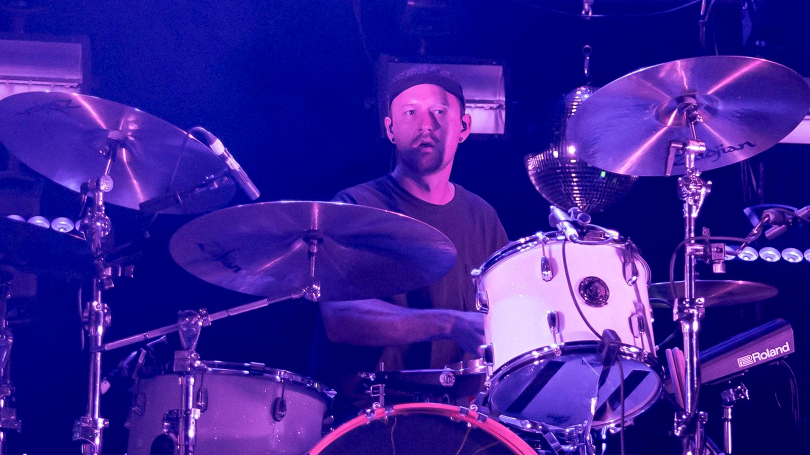 Isaac Carpenter, novo baterista do Guns N’ Roses, tocando com o Awolnation em março de 2025 - Foto: Corine Solberg / Getty Images