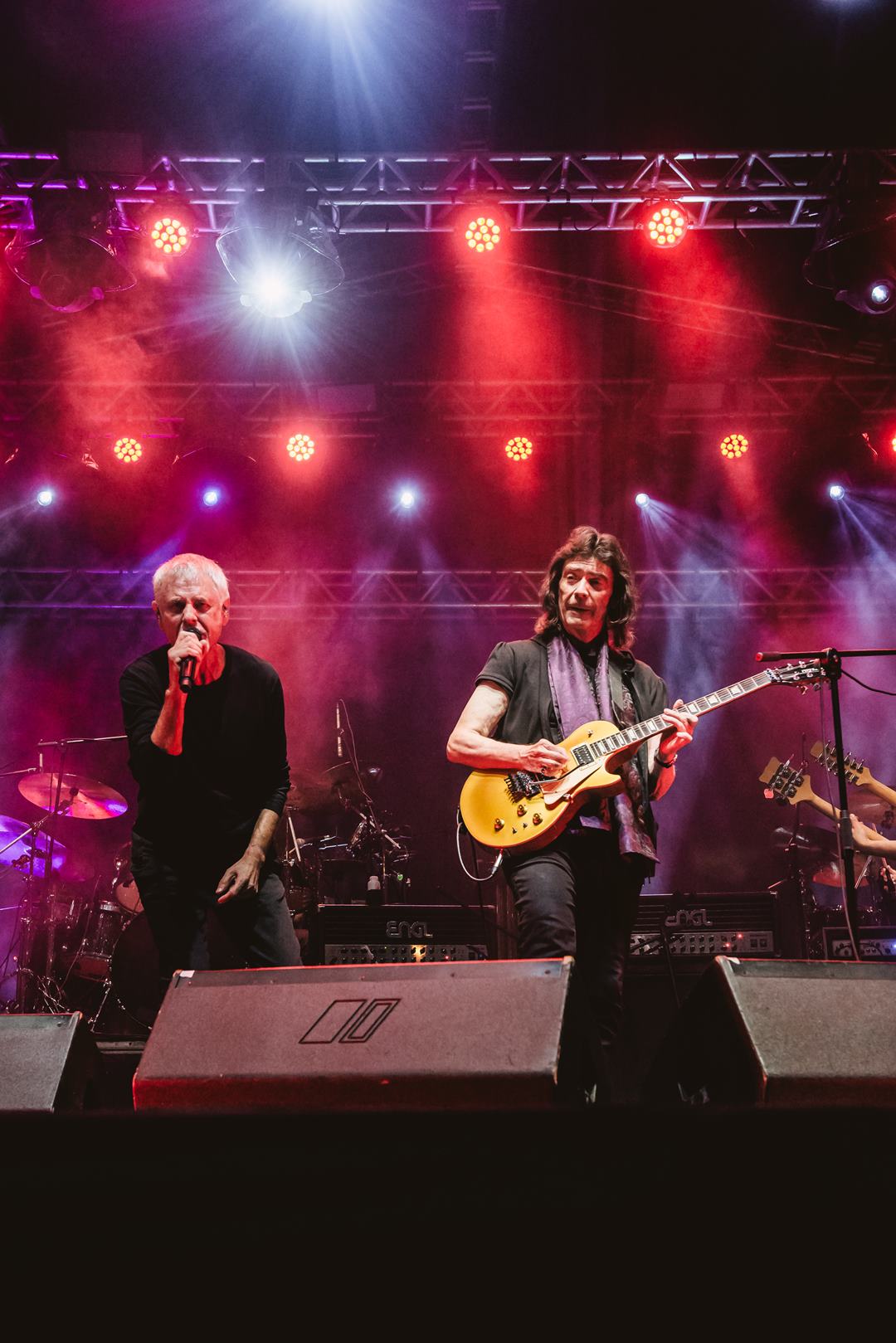 O cantor Ritchie e o guitarrista Steve Hackett (Foto: Alessandra Tolc)