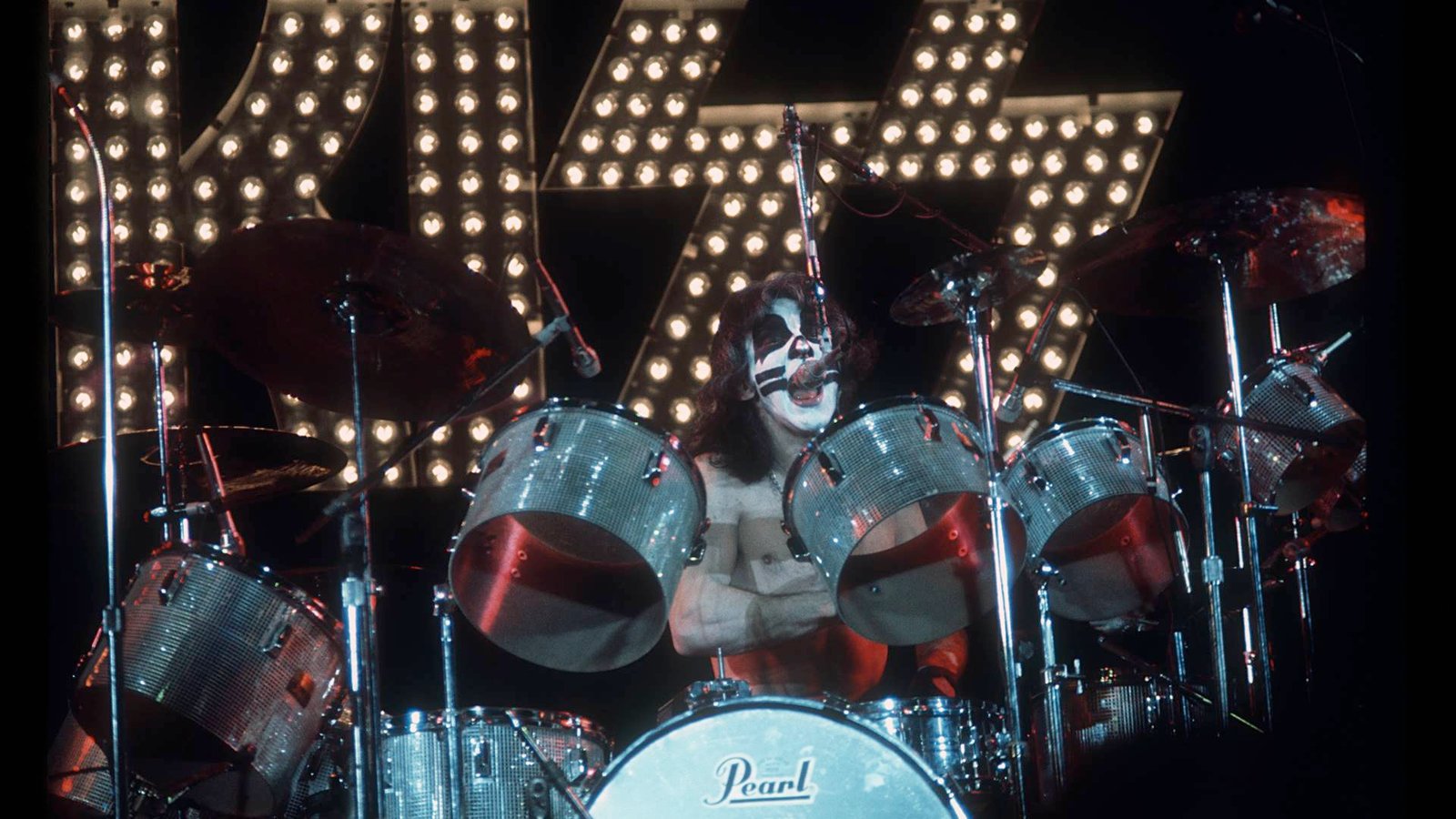 O baterista Peter Criss durante show do Kiss em 1976 (Foto: Armando Gallo / Getty Images)
