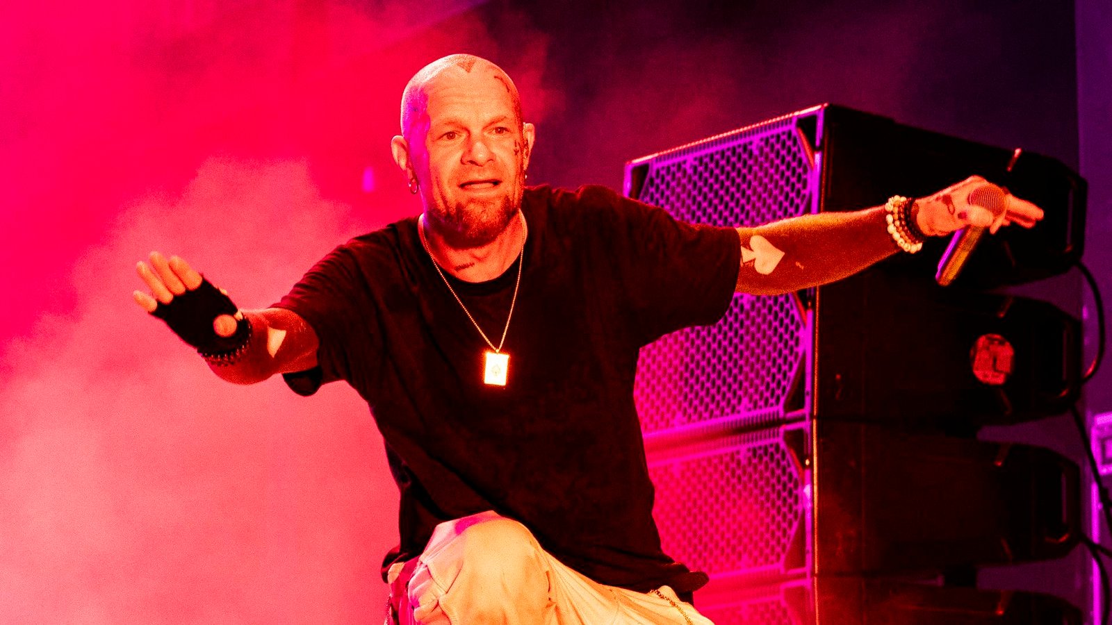Ivan Moody durante show do Five Finger Death Punch em 2025 (Foto: Gary Miller / Getty Images)