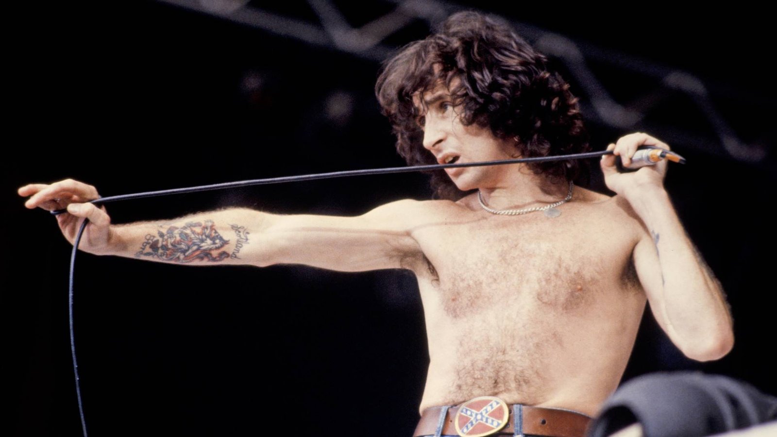 Bon Scott durante show do AC/DC em 1979 (Foto: FG / Bauer-Griffin / Getty Images)