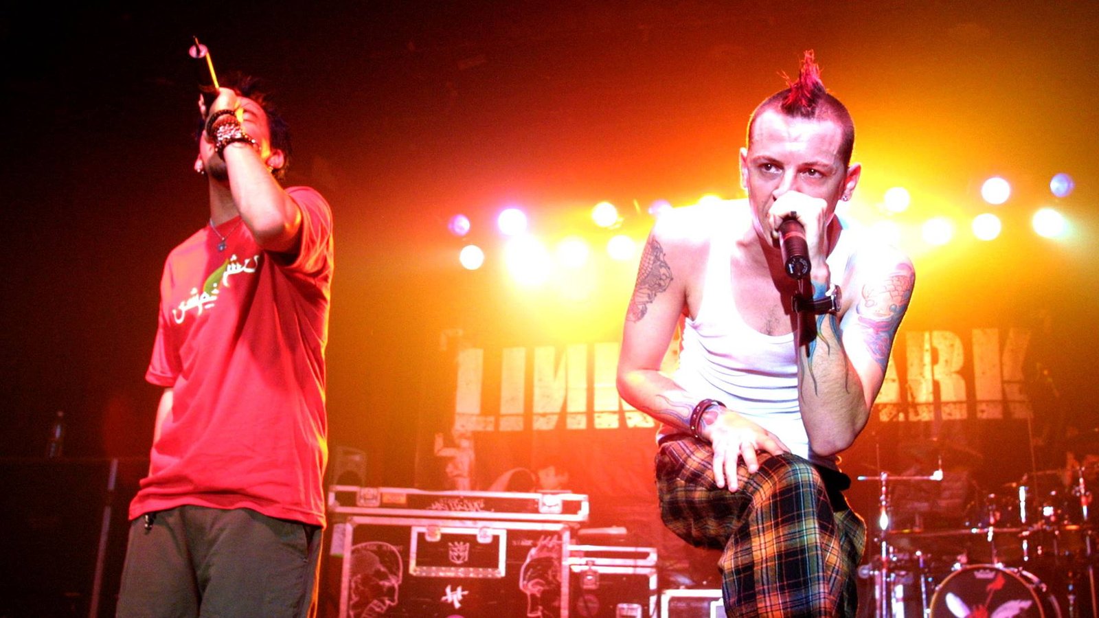 Linkin Park (Mike Shinoda e Chester Bennington) ao vivo no início dos anos 2000