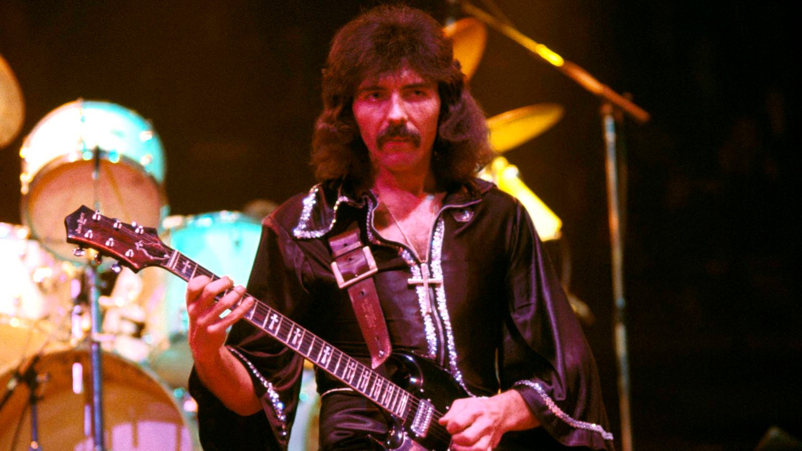 Tony Iommi em show com o Black Sabbath em 1976 (Foto: Fin Costello / Redferns via Getty Images)