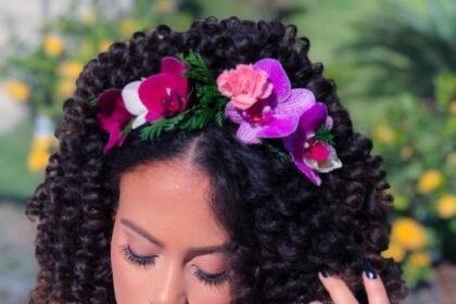 Penteado noiva afro solto com coroa de flores