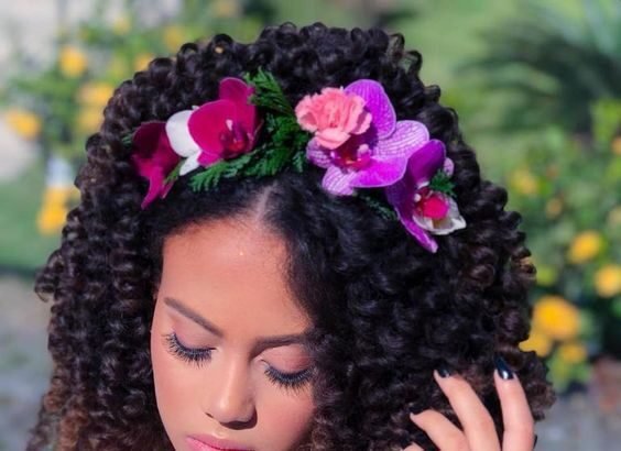 Penteado noiva afro solto com coroa de flores