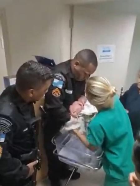 Bebê recém-nascido resgatado em caçamba no Rio foi atendido em maternidade