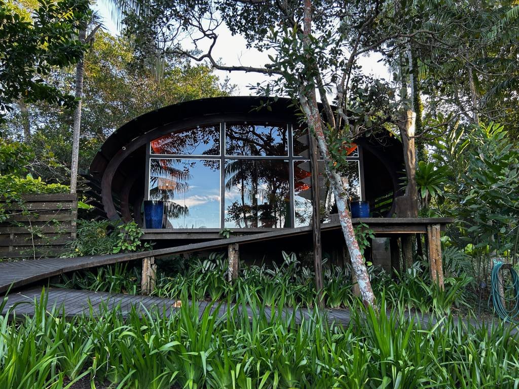 No Mirante do Gavião, a estrutura do hotel eleva-se sobre plataformas e passarelas, para minimizar o impacto no solo amazônico.