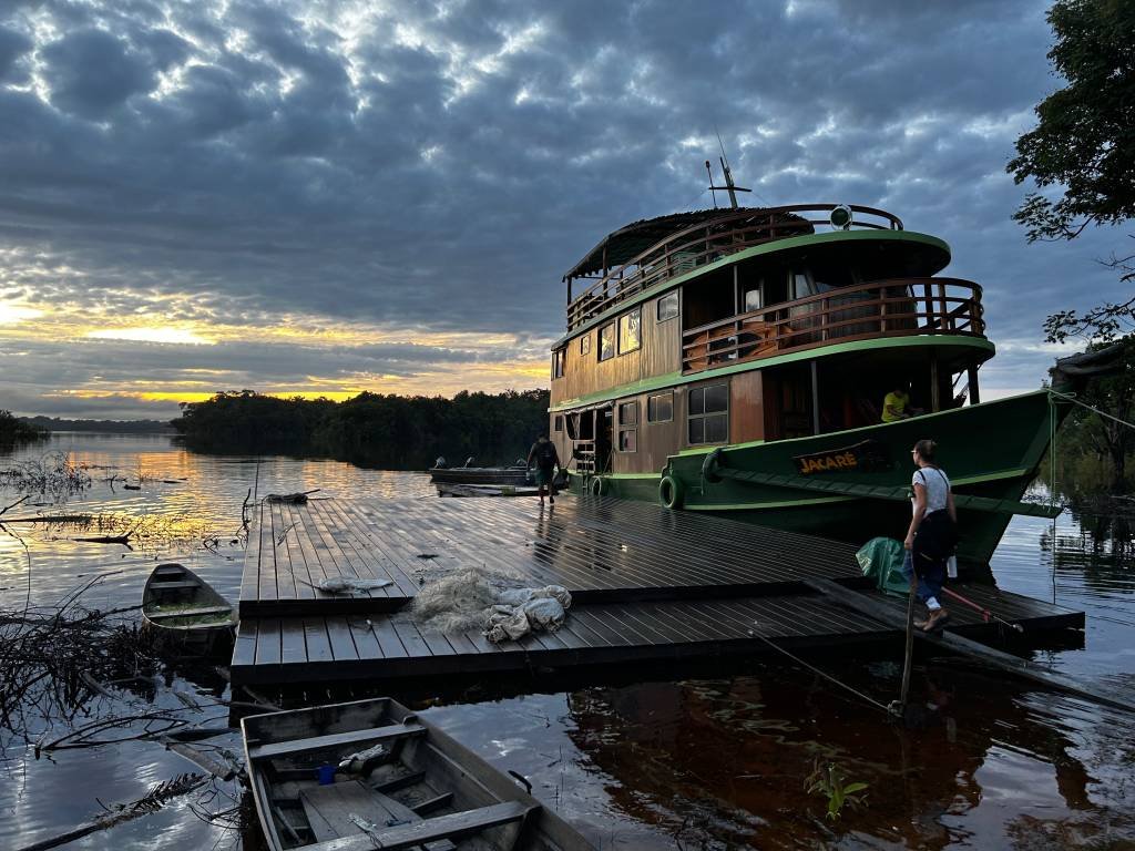 O barco Jacaré-Açu, da Katerre, atracado em uma comunidade ribeirinha ao amanhecer.