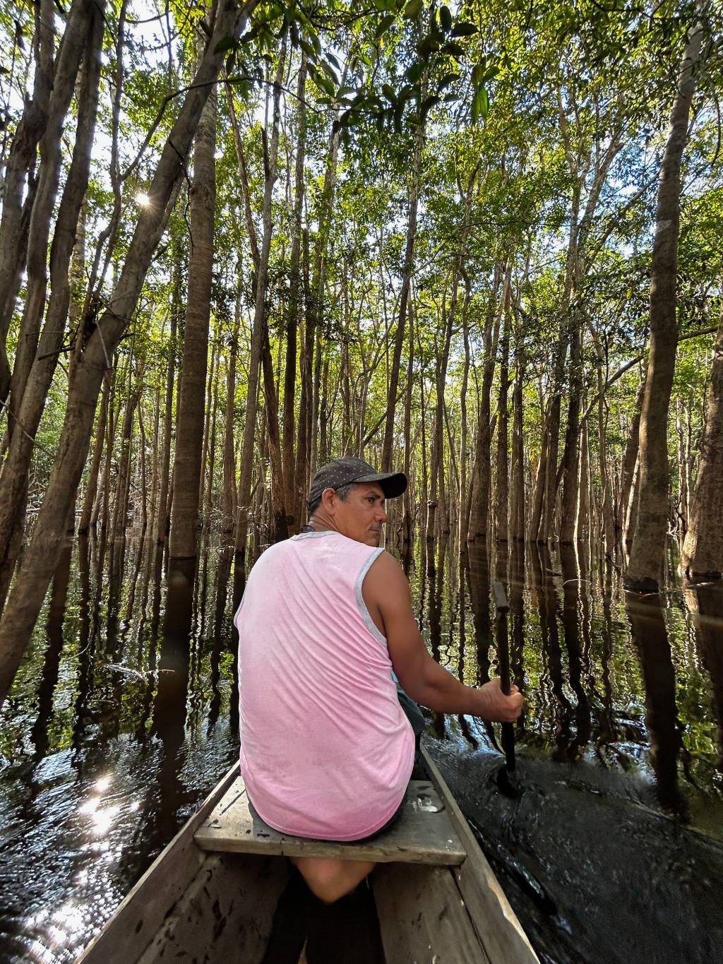 Passeio de canoa a remo por um igapó: um dos programas da Expedição Katerre.