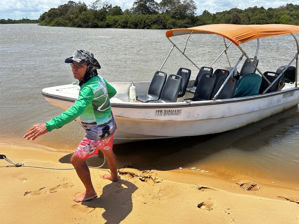 Seu Maika, um dos guias locais mais experientes, com uma lancha adequada para os igarapés