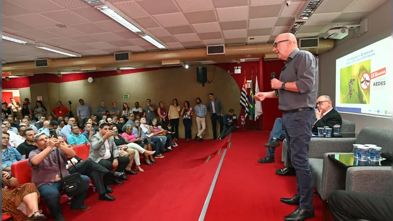 Prefeito Dário Saadi em uma reunião já realizada sobre a dengue