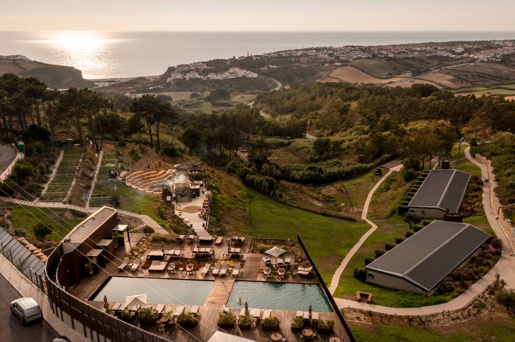 DJI_0266-HDR Imagem aerea mostra o hotel, suas piscinas, o vale verde e o mar